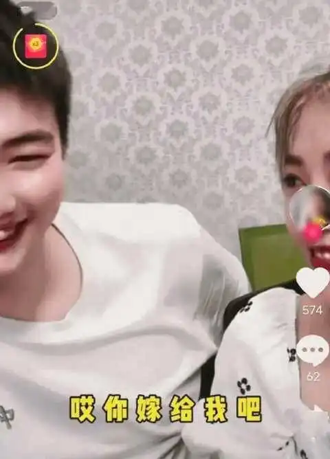 陈亚男发视频双手合十求网友放过,称自己是朱家好儿媳,眼睛耷拉显憔悴