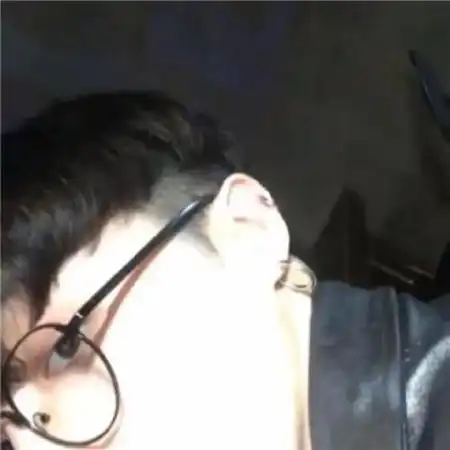 伤感冷酷的男生头像哭过的眼睛更能看清一个人