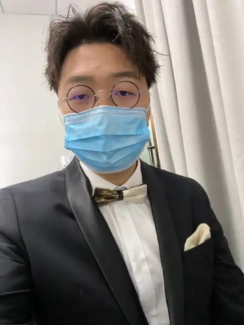 组图杜海涛上台前戴口罩频拍照圆框眼镜显斯文戴假发辣眼睛