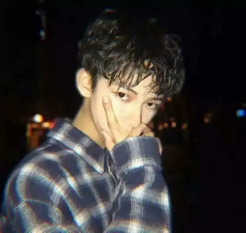 男生头像套图独自撑伞的日子,也要顺顺利利