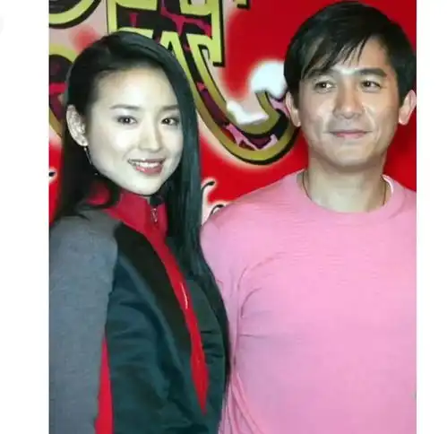 这张照片男士是梁朝伟,女的是谁看上去比刘嘉玲还美还有气质