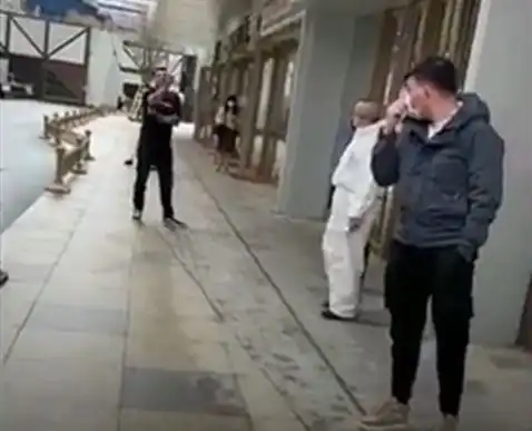 外籍男子不戴口罩强闯商场,侮辱攻击工作人员,警方给出了处罚