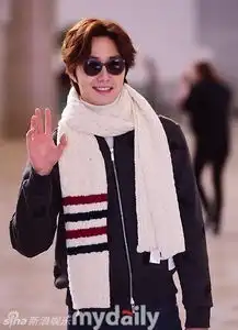 组图韩星丁一宇赴中国戴白围巾显暖男气质