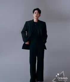 朱一龙一身帅气黑色西装,尽显成熟男人优雅与潇洒,粉丝帅晕了