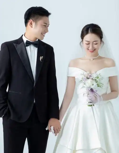 恭喜中国足坛传来喜讯,28岁男足球员大婚,王霜发文爱你们