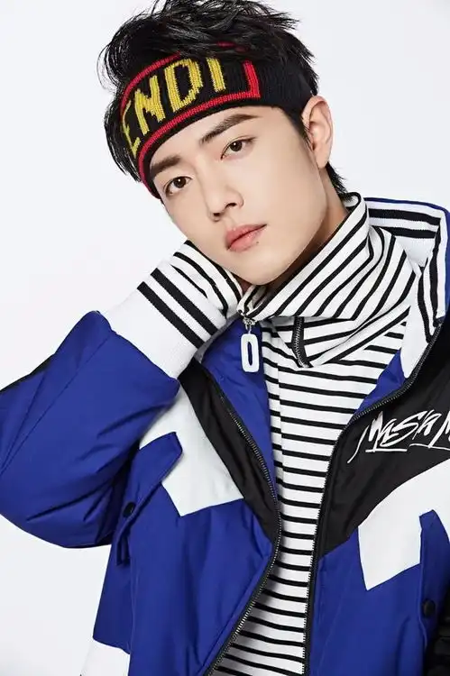 肖战突破自我,变贫嘴大男孩诠释新角色,被爸爸用扫把按在车上打