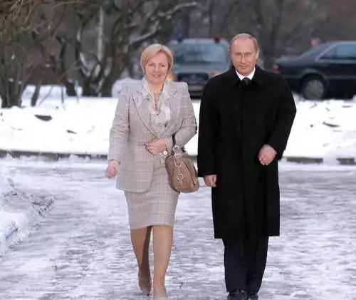 69岁普京雪地里耍帅,穿羊皮衣身材魁梧,和美国总统打嘴仗