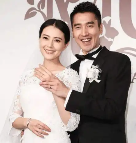 他是高圆圆前男友,长得比赵又廷还帅却一直不火,后搭档肖战翻红