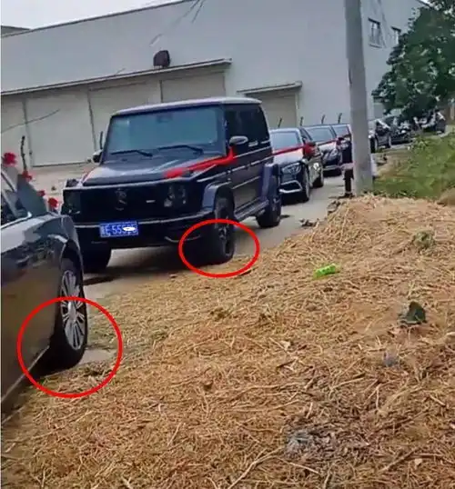 河北一男子的麦子被婚车压到,男子拦车不让走,叫嚣结婚也不行