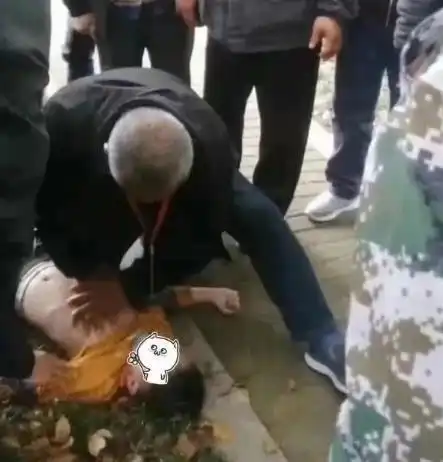 10岁男孩打水漂不慎掉入河中57岁男子跳河救起落水男孩