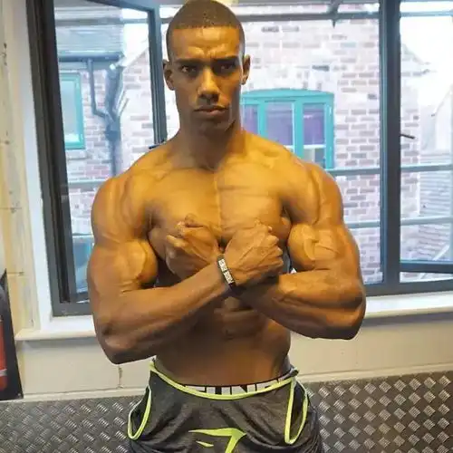 撸铁4年,这个夜店小哥变身肌肉男征服了无数人