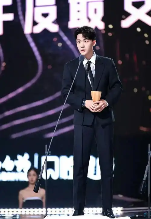 2023年最火男艺人排名,张晚意第9,邓为第8,成毅第2