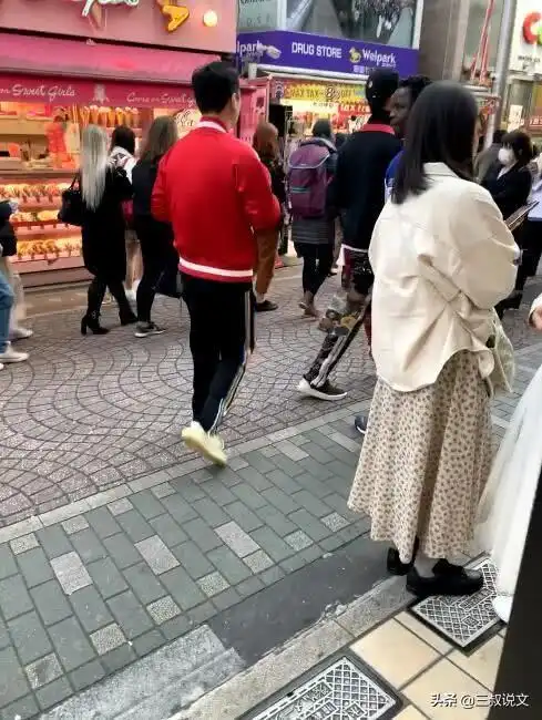 穷了还是低调了王思聪没戴口罩日本逛街,身上外套穿了半个月