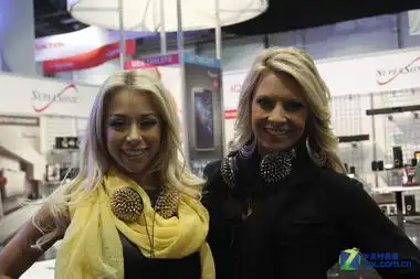 ces2014金发美女秀天使面孔猛男身材