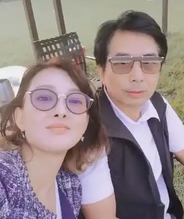 48岁牛莉首晒三个孩子,两儿一女为妈妈捏背捶腿,长相随富商爸爸