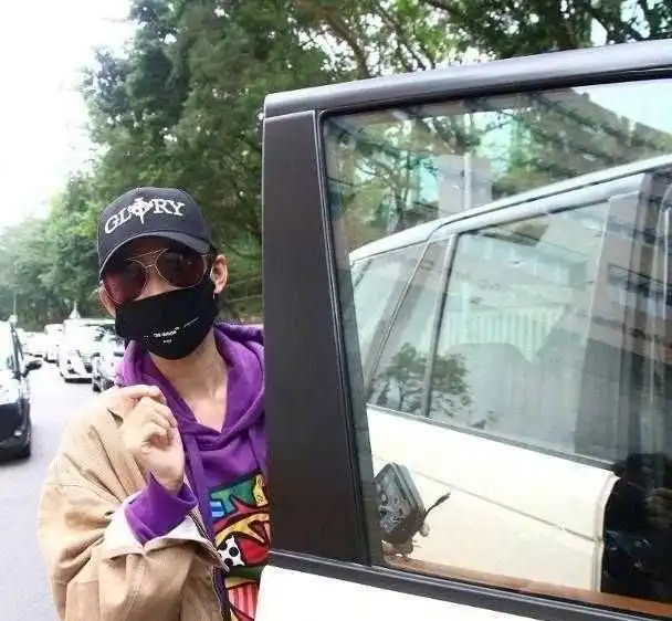 原创张柏芝包裹严实,还是看到了手上和脖子上的皱纹,网友太瘦了