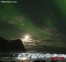 澳大利亚男子极光下冲浪欣赏绝美风景