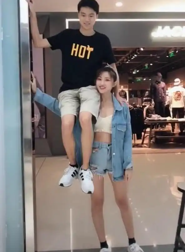 抖音单杠小姐姐火了,一只手臂撑起了男友,网友文胸还是蕾丝的
