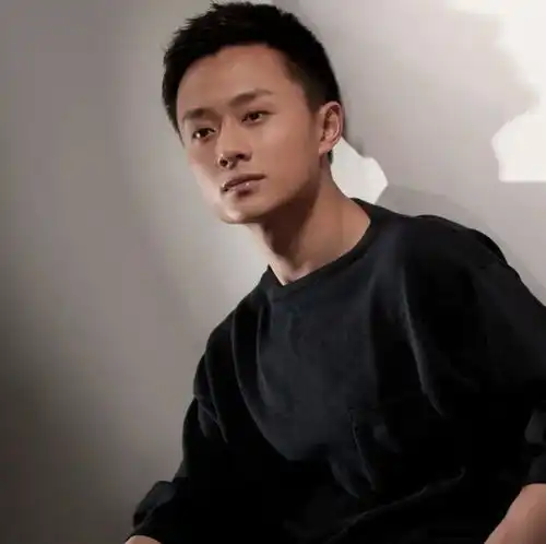 放弃北大却被上戏退学,从男一号到做幕后,他没戏拍是内娱的损失