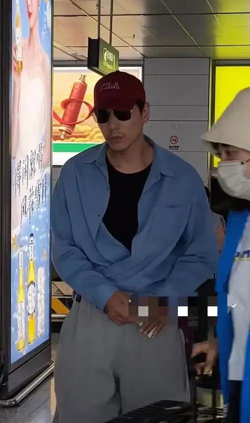 大理偶遇张亮,他黑了好多,留胡子变身中年糙汉,真人男人味爆棚