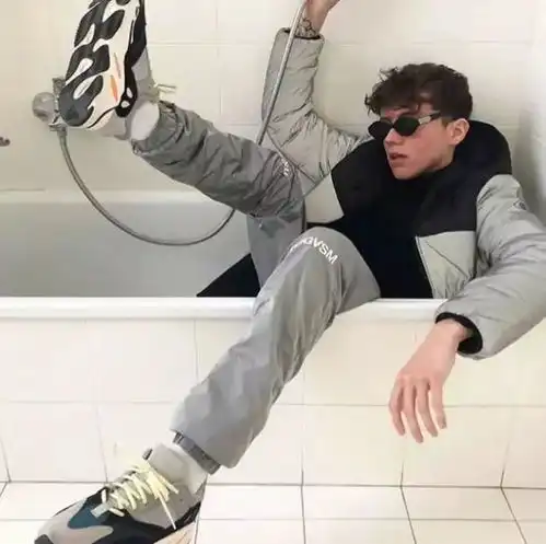 男生头像先自沉稳而后爱人