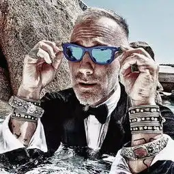 这个精壮的老男人已经50岁,却依然是女人的迷魂药体育频道