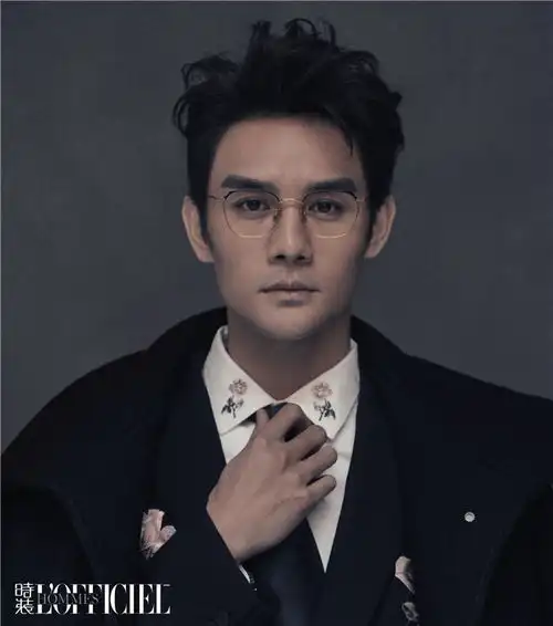 王凯杂志大片出炉稳重从容气场强大