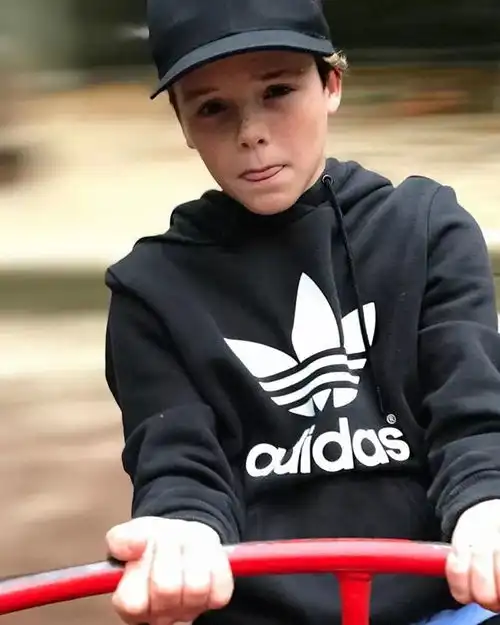 明星贝克汉姆小儿子展现清唱实力,外加小正太外型实在太迷人