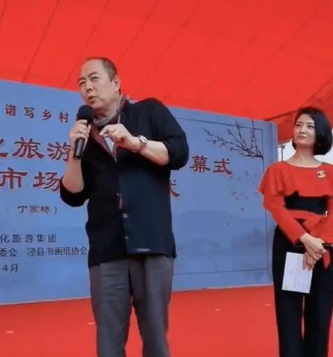 张铁林大肚腩十分抢镜,猛抽雪茄头顶见秃,发际线非常高