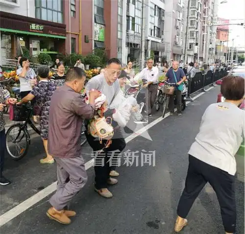上学路上被玻璃砸伤的男孩治疗顺利婉拒社会捐款网友送祝福