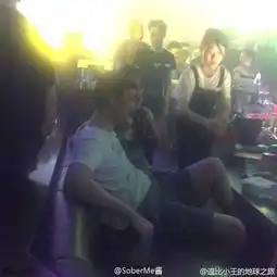 王思聪戴口罩现身酒吧