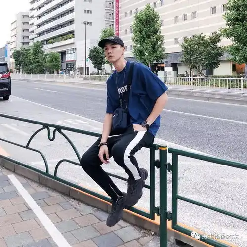 日系型男的风格怎么搭少不了随身小包展现街头潮流