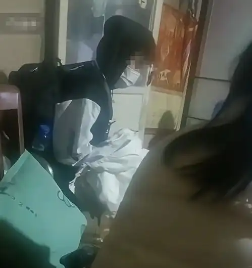 男孩儿单衣单裤从天津跑到山东找女友遇挫,深夜买醉倒地幸亏被救