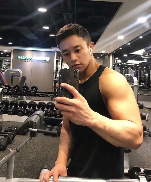 韩国肌肉小哥,身材壮硕肌肉发达