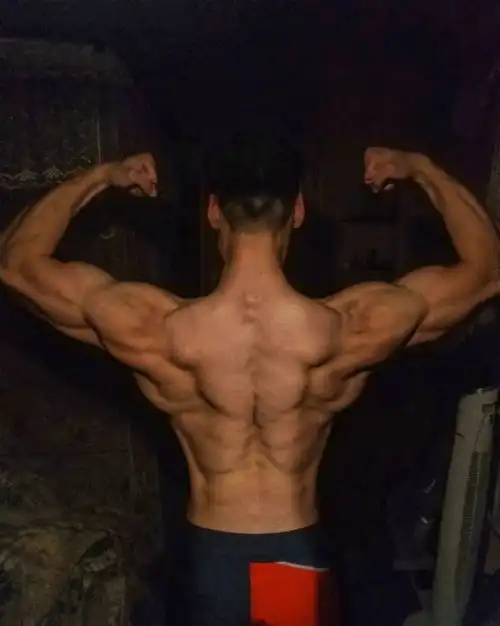 185肌肉小伙大秀身材,8块腹肌公狗腰,颜值高身材好,爱了