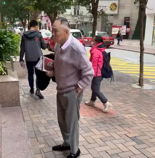 86岁赵世曾近况曝光,独自一人出街闲逛,身形佝偻老态尽显