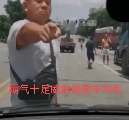 湖南长沙光头男子霸气拦车插队,网友调侃以为你是劳斯莱斯