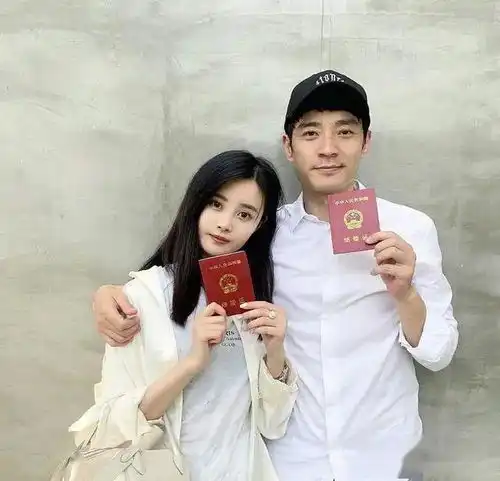 带娇妻机场秀恩爱,甩锅前妻的李光洁成好爸爸了