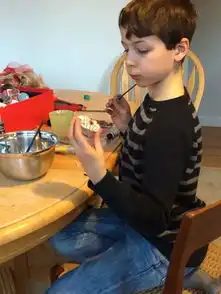 艺术天份12岁男孩的黑暗美娃娃孩子你的脑袋到底在想什么呢