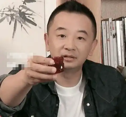 黄海波直播复出妻子颜值出众气质佳,坦言自己未来会有新作品