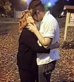 31岁男子与91岁老奶奶在葬礼上一见钟情,坠入爱河,三周领证