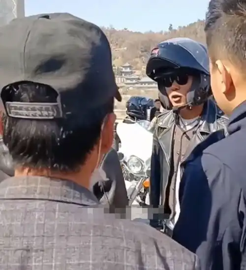 哈雷摩托车队在兰州铁桥上停车牌照被正义男子劝阻,骑士恶语相向