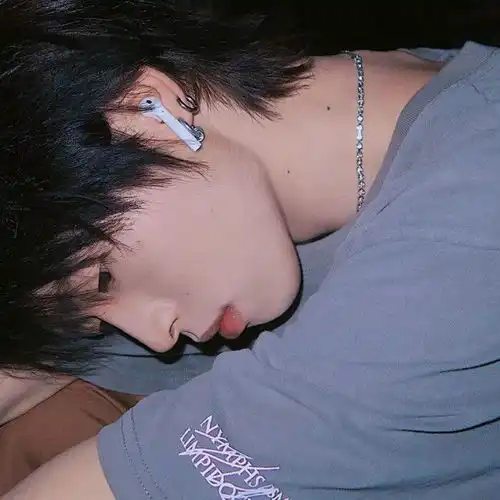 真人男生头像坐过很多人的副驾驶只有爸爸的车是回家的路