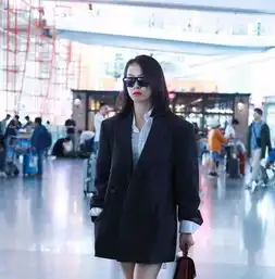 宋茜现身机场,身穿白衬衫搭配西服裙,衣着时尚,大秀美腿