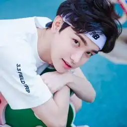 想要一个笑的很灿烂的男头像漏牙的看了被帅笑的