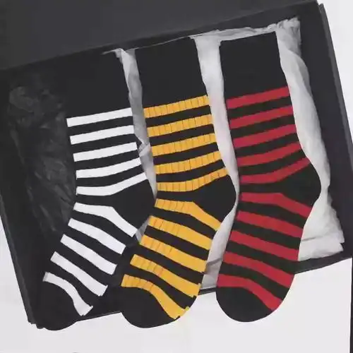 时尚今年秋冬超流行这样露袜子,太时髦了