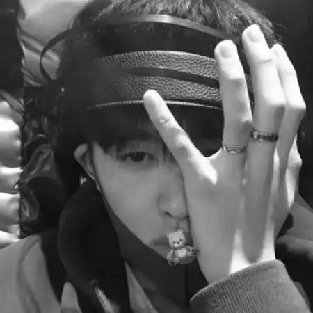 扣扣头像黑白男生伤感不稳定的感情受伤的男人