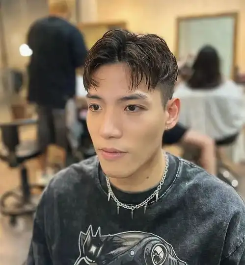 头发粗硬的男生适合剪这3款发型,干净利落,剪完不帅你打我