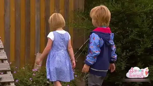 4岁外国小男孩想交朋友,追着小姑娘满地跑