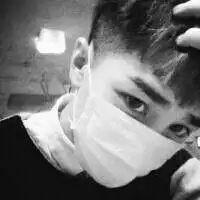 你轻轻的挑逗我的肩